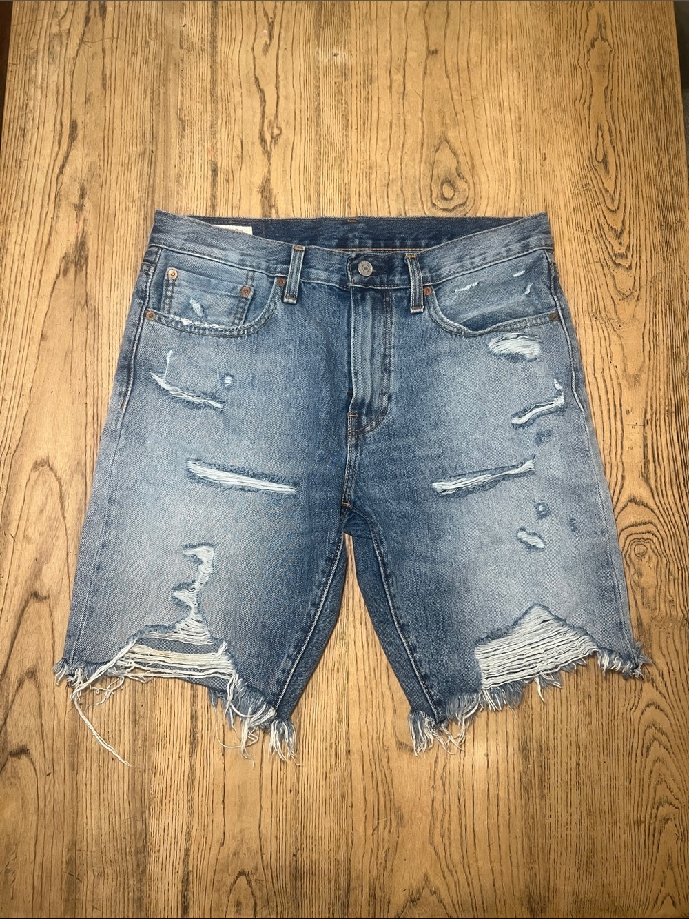 Distressed Levi’s Denim Shorts in Light Blue Mens 31 Womens 7/8 see measurements